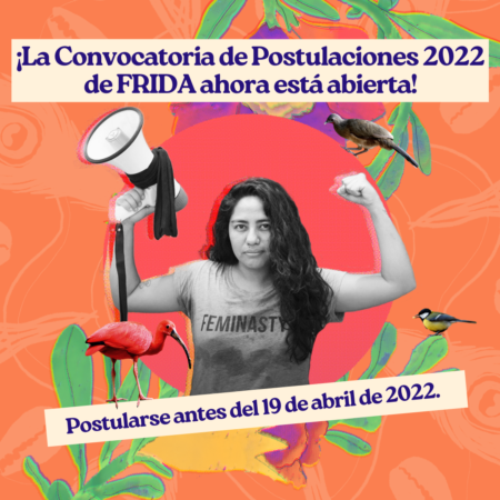 Una niña con altavoz rodeada de pájaros y flora animada. El texto dice: La convocatoria para postulaciones 2022 de FRIDA ya está abierta, presenta tu postulación antes del 19 de abril de 2022.